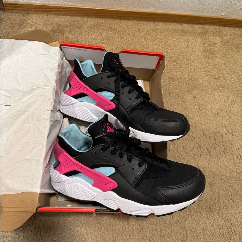 Nike Air Huarache Run in Black, Fuchsia and Blue